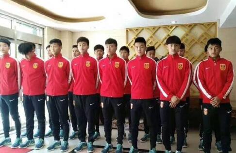 电影《古董局中局》聚焦于无价之宝武则天明堂玉佛头，为了获得这件归国宝藏，各路高人各出奇招，古玩江湖的纷争豪斗和惊天骗局就此展开，逐步揭开了尘封已久的五脉家族的秘密